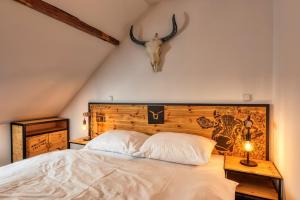 Ein Bett oder Betten in einem Zimmer der Unterkunft Pivní Hotel