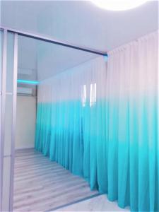 um quarto com cortinas azuis num quarto em Luxury apartment in the center em Dnipro