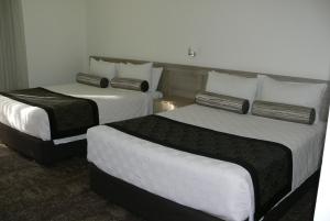 a hotel room with two beds and two lamps at Springs Mittagong in Mittagong