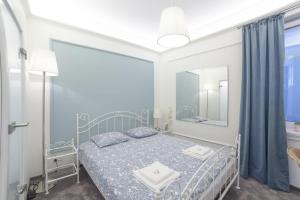 - une chambre bleue avec un lit et un miroir dans l'établissement Boleslav Home De Luxe, à Sucha Beskidzka