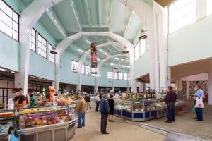 a group of people standing in a market at STUPENDO- Two Rooms, patio With refreshing Pond-Center-Air conditioning in Lisbon