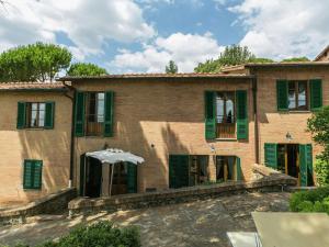 una antigua casa de ladrillo con persianas verdes en Retreat in Siena s Countryside, en Siena 32 fotos más