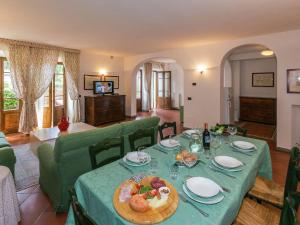 comedor con mesa y plato de comida en Retreat in Siena s Countryside, en Siena