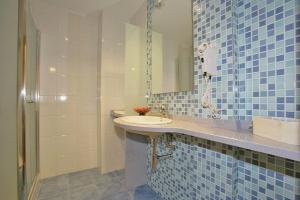 Koupelna v ubytování Apartamentos La Barzana + 37 fotografií