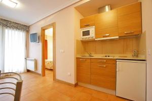 Kuchyň nebo kuchyňský kout v ubytování Apartamentos La Barzana