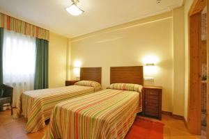 Un pat sau paturi într-o cameră la Apartamentos La Barzana