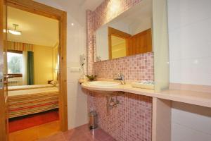 Koupelna v ubytování Apartamentos La Barzana