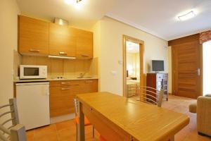 Kuchyň nebo kuchyňský kout v ubytování Apartamentos La Barzana