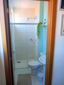 uma casa de banho com um WC, um chuveiro e um lavatório. em Meu Apê Maringá - UEM - Perto de tudo! em Maringá