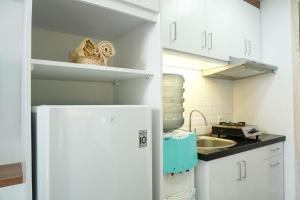 Kuchyň nebo kuchyňský kout v ubytování Apartemen Taman Melati Yogyakarta Sinduadi by ArFe Room