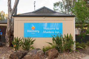 een welkomstbord voor een welkom in Marsellers Inn bij Discovery Parks - Maidens Inn Moama in Moama