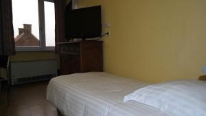 Llit o llits en una habitació de De Bonte Os Hotel & Tower