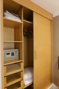 un armario con microondas en una habitación en (103)Flat Executive Jardins (Apt. particular), en São Paulo