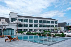 Bazén v ubytování Li CALLA Resort Trat nebo v jeho okolí