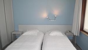 Llit o llits en una habitació de De Bonte Os Hotel & Tower
