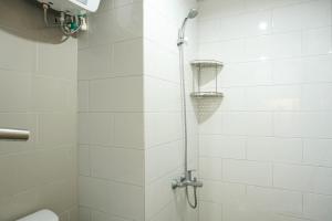 bagno con doccia e canestro da basket di Apartemen Taman Melati Yogyakarta by ArFe Room a Sleman