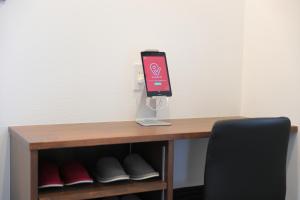 a cell phone sitting on top of a desk at Villas Asama no Iori in Fujiyoshida
