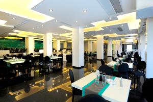 En restaurant eller et spisested på Plaza V Executive Hotel