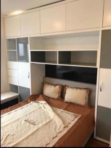 1 dormitorio con 1 cama grande y armarios blancos en căn hộ shp tầng 18, en Hai Phong