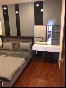 1 dormitorio con cama con espejo y lavamanos en căn hộ shp tầng 18, en Hai Phong