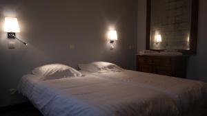 Llit o llits en una habitació de De Bonte Os Hotel & Tower