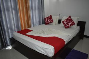 Capital Resort Inn tesisinde bir odada yatak veya yataklar