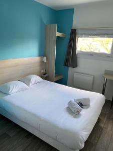 
A bed or beds in a room at Kyriad Direct Nantes la Beaujoire
