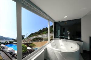 A bathroom at Doya Hotel Geoje