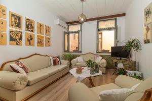 sala de estar con sofás y TV en Antonia Traditional Estate, en La Canea