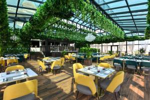 Restaurace v ubytování Al Aziziyah Boutique Hotel By The Torch