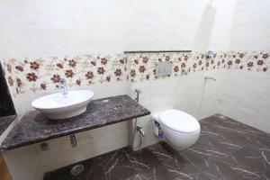 Koupelna v ubytování Hotel Anuvibha Malviya Nagar