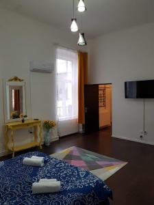 Una habitación con una cama con dos toallas. en Apartament 12 Central, en Târgu Mureș