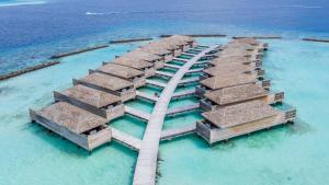 北マーレ環礁にあるKagi Maldives Resort & Spaの水上リゾートの空中ビュー