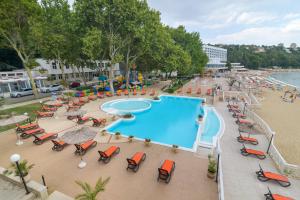 Vaizdas į baseiną apgyvendinimo įstaigoje Marina Hotel, Sunny Day arba netoliese
