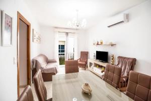 a living room with a table and chairs at Apartamento Conil Centro in Conil de la Frontera