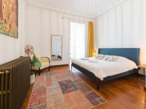 een slaapkamer met een groot bed en een radiator bij Kreef in Oostende