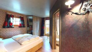 1 dormitorio con 1 cama en una habitación en Aruons en St. Moritz