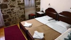 A bed or beds in a room at Akrotainaritis