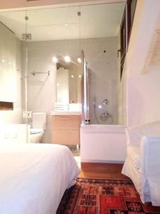 een slaapkamer met een bed, een douche en een bad bij Lafky Arachova Residence in Arachova