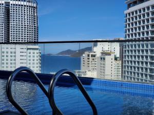 Bazén v ubytování Ivy Hotel Nha Trang nebo v jeho okolí
