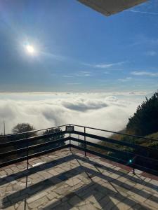 una vista de una montaña con nubes en el cielo en La CASA DEI SOGNI, en Serrone