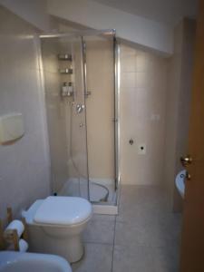 A bathroom at La Persiana2