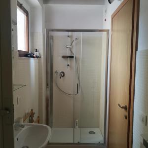 A bathroom at La Persiana2