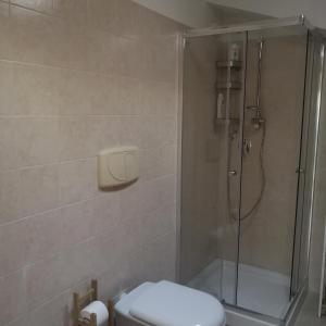 A bathroom at La Persiana2