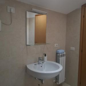 baño con lavabo, espejo y radiador en La Persiana2, en Ancona