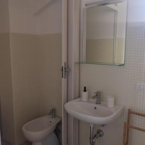 A bathroom at La Persiana2
