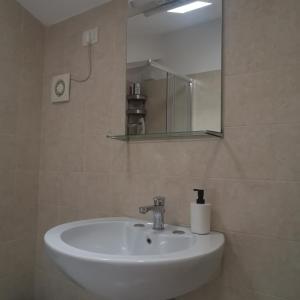 A bathroom at La Persiana2