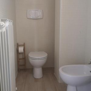 A bathroom at La Persiana2