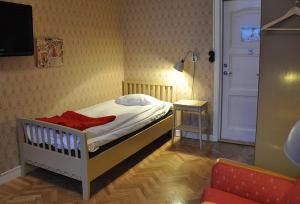 Tempat tidur dalam kamar di Laholms Stadshotell