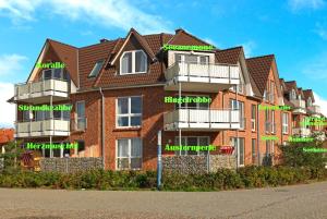 een bakstenen appartementencomplex met balkons in een straat bij Haus Südwester Hummer in Insel Poel